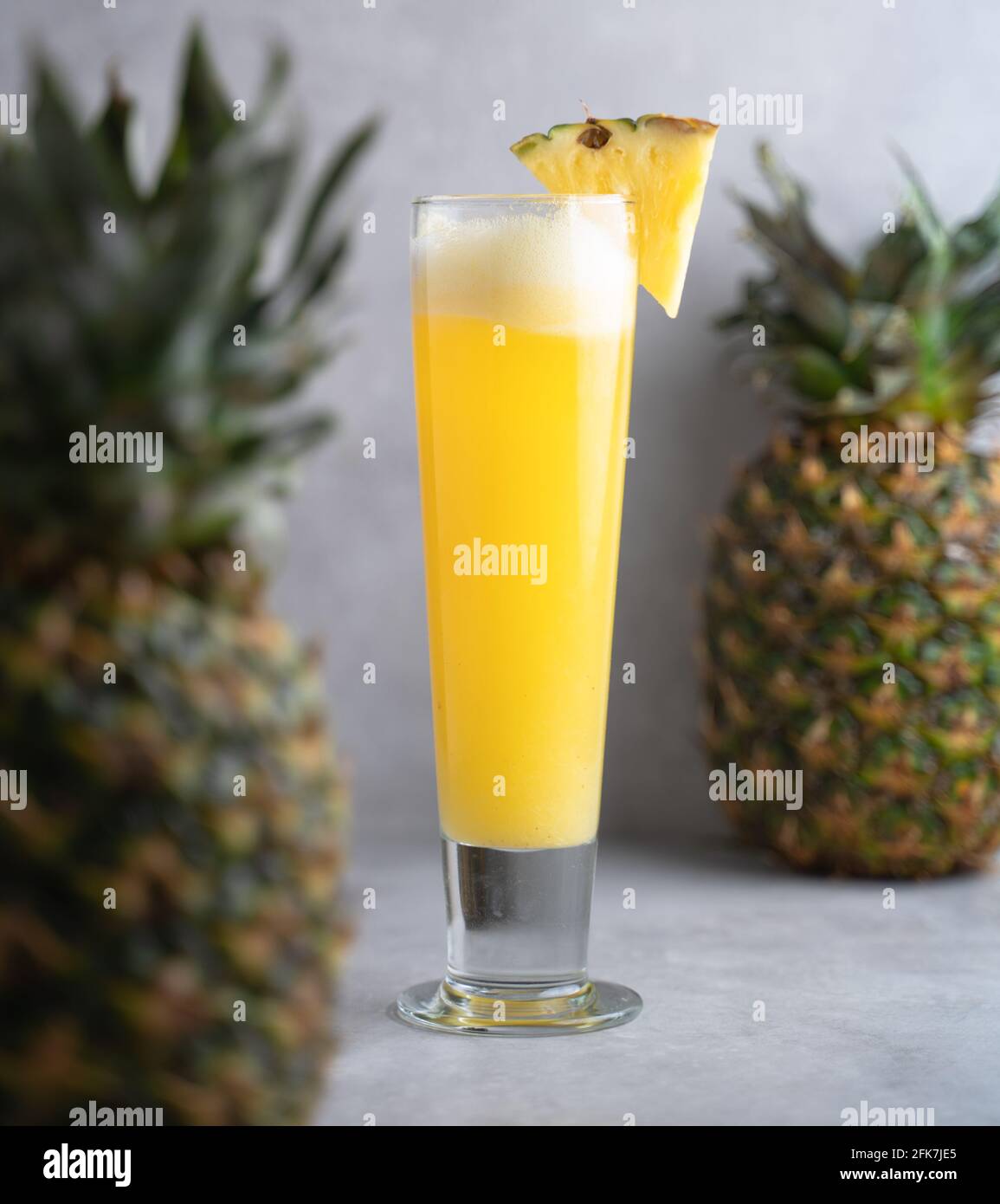 Succo di frutta fresco su un bicchiere, succo di ananas Foto Stock