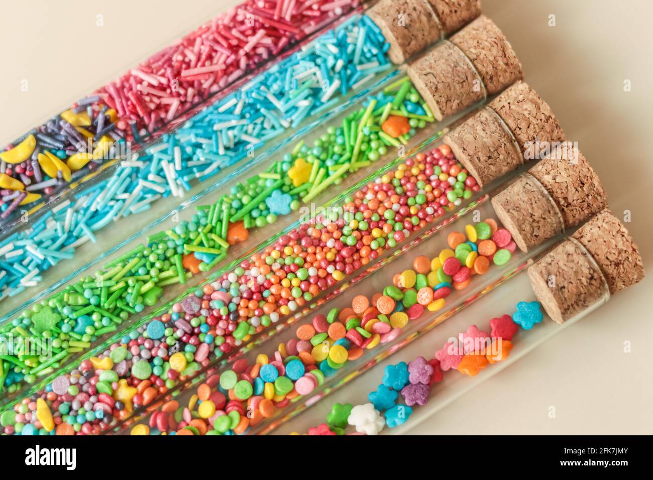 Provette in vetro con tappi riempiti di zucchero con aggiunta multicolore  in diverse forme per decorare pasticceria smaltata Foto stock - Alamy