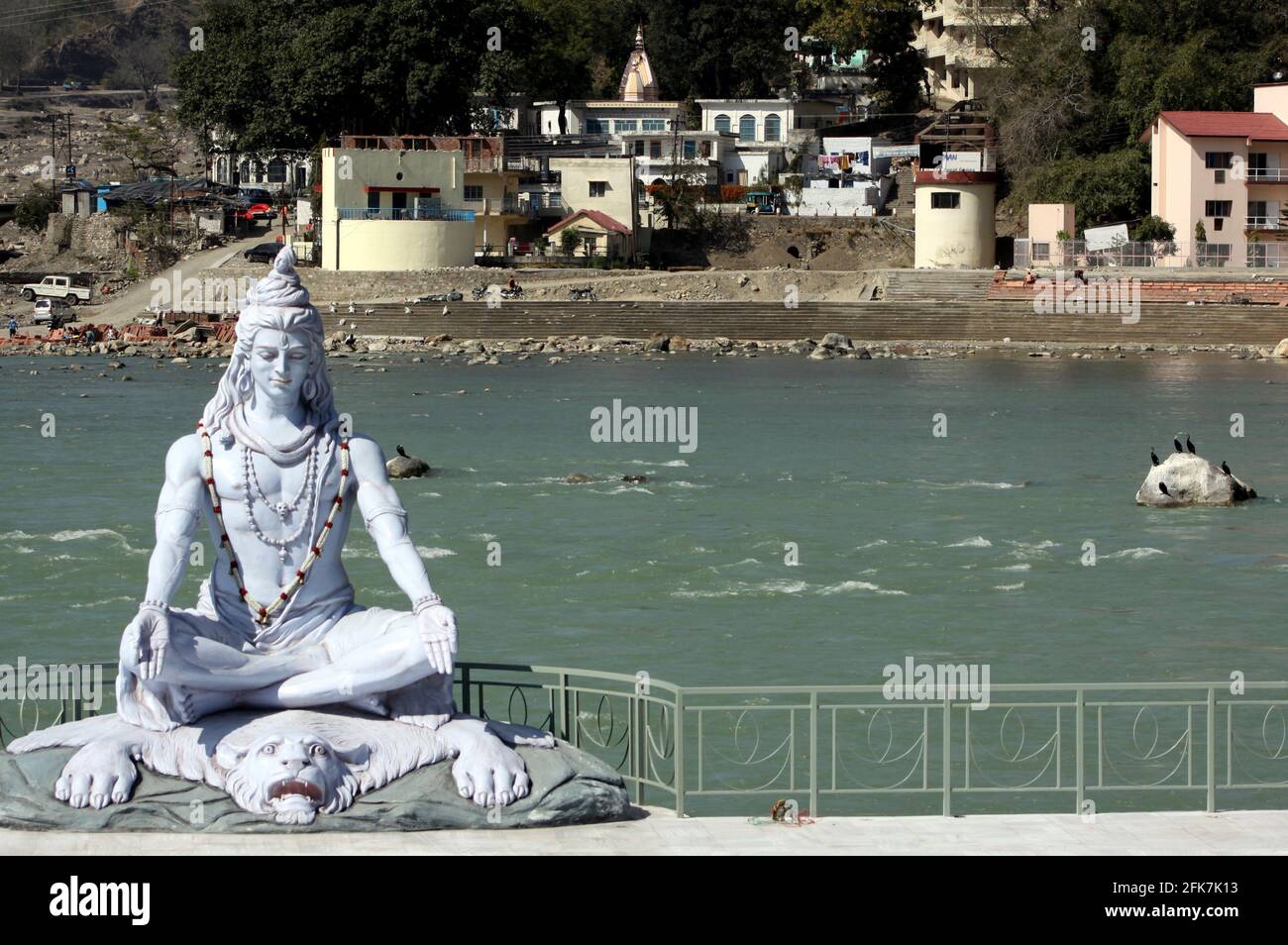 India, Uttarakhand, Rishikesh, Statua di Shiva sul fiume Gange, Statua di Shiva Foto Stock