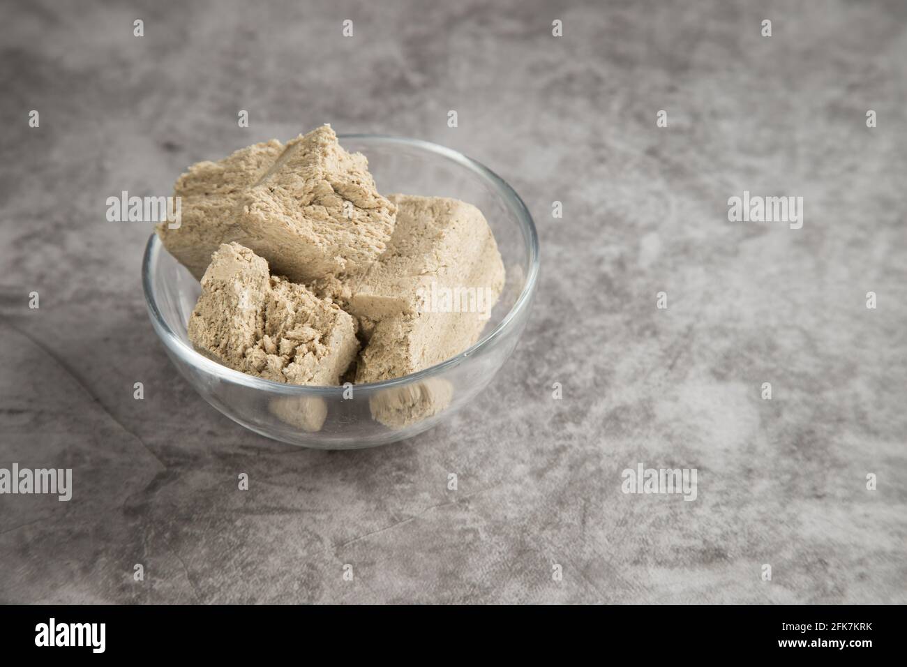 Piastra trasparente con halva in semi di girasole . Foto Stock