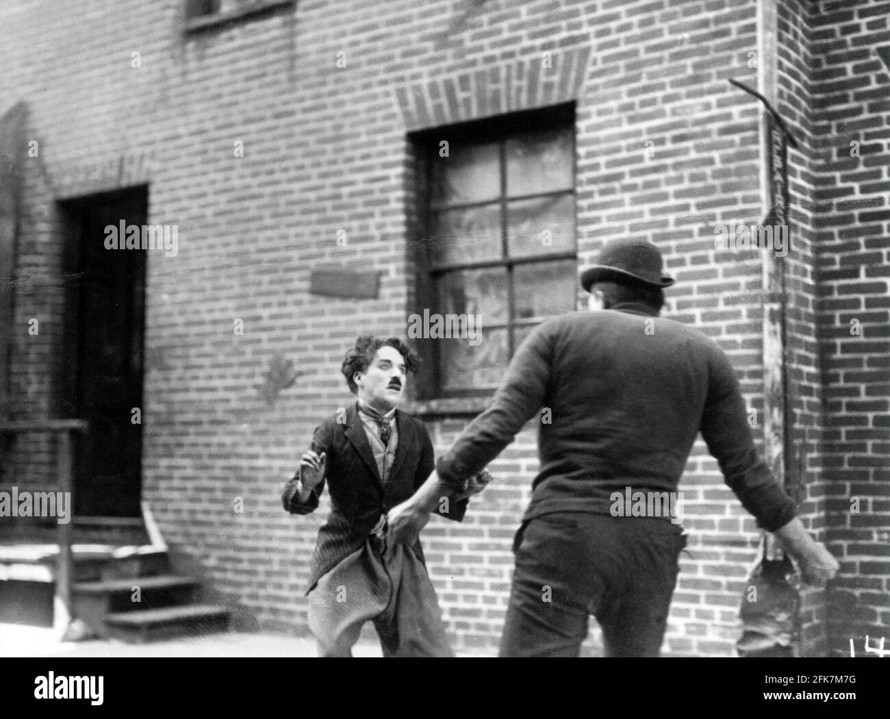 CHARLES REISNER e CHARLIE CHAPLIN in THE KID (1921), diretto da CHARLIE CHAPLIN. Credito: PRIMO NAZIONALE / album Foto Stock