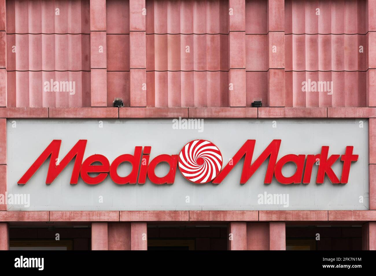 Berlino, Germania - 12 luglio 2020: Logo di Media Markt su un edificio. Media Markt è una catena tedesca di negozi che vendono elettronica di consumo Foto Stock