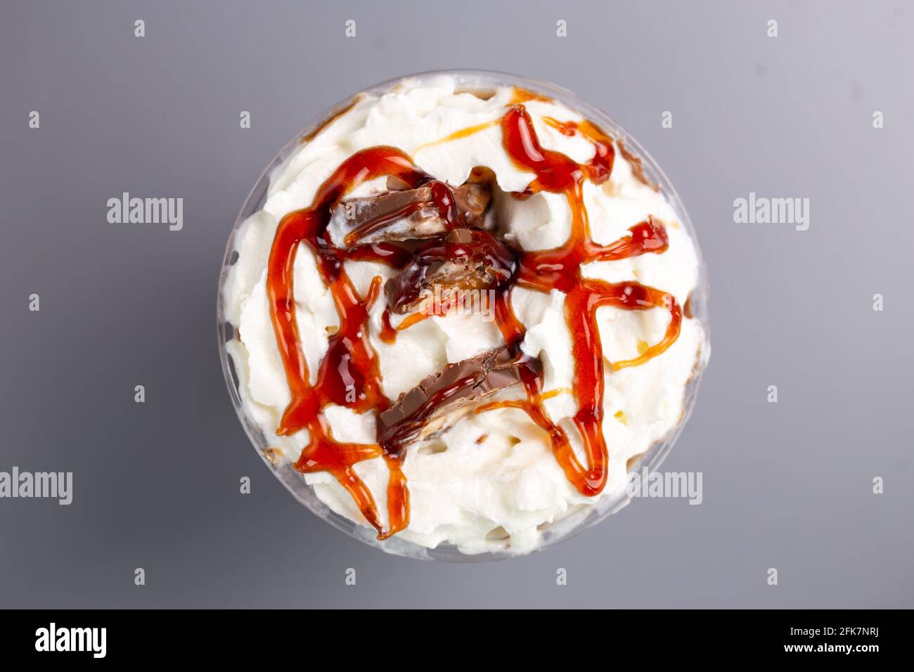 Cocktail di latte dolce con caramello e cioccolato dall'alto. Foto Stock