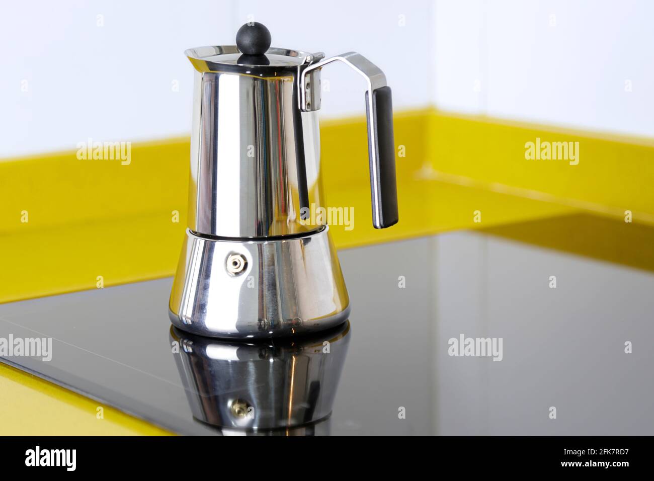 Moderna macchina da caffè in acciaio inossidabile geyser in cucina a induzione pannello Foto Stock