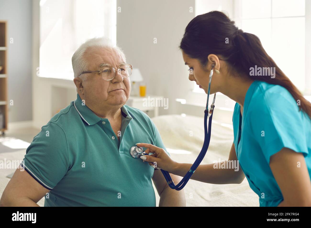 Giovane infermiera ispanica femminile controllare il battito cardiaco maturo del paziente caucasico primo piano Foto Stock