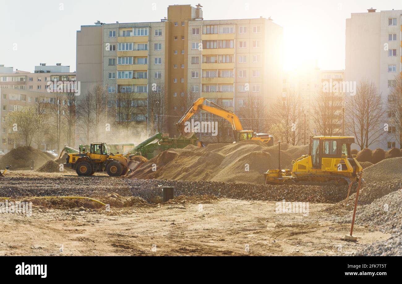 Escavatore e macchina rasatrice in cantiere. Foto Stock