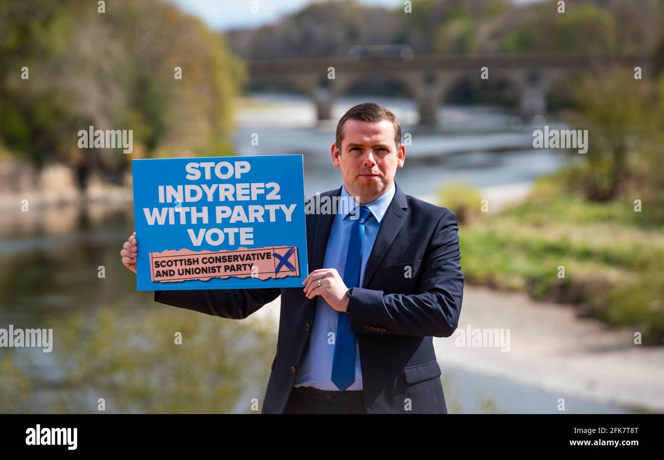 Coldstream, Scozia, Regno Unito. 29 aprile 2021. Douglas Ross, leader del partito conservatore scozzese, si pronuncia a Coldstream nei confini scozzesi chiedendo agli elettori pro-Regno Unito di utilizzare i voti della lista dei partiti di pesca per salvare la ripresa della Scozia e fermare un altro referendum. PIC; Douglas Ross incontra i supporti e i media all'Henderson Park di Coldstream, che si trova sul confine tra Scozia e Inghilterra. Iain Masterton/Alamy Live News Foto Stock