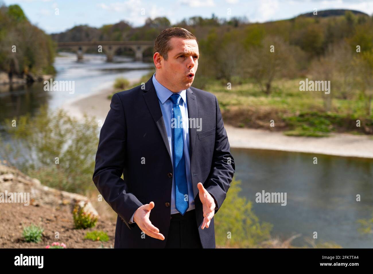 Coldstream, Scozia, Regno Unito. 29 aprile 2021. Douglas Ross, leader del partito conservatore scozzese, si pronuncia a Coldstream nei confini scozzesi chiedendo agli elettori pro-Regno Unito di utilizzare i voti della lista dei partiti di pesca per salvare la ripresa della Scozia e fermare un altro referendum. PIC; Douglas Ross incontra i supporti e i media all'Henderson Park di Coldstream, che si trova sul confine tra Scozia e Inghilterra. Iain Masterton/Alamy Live News Foto Stock