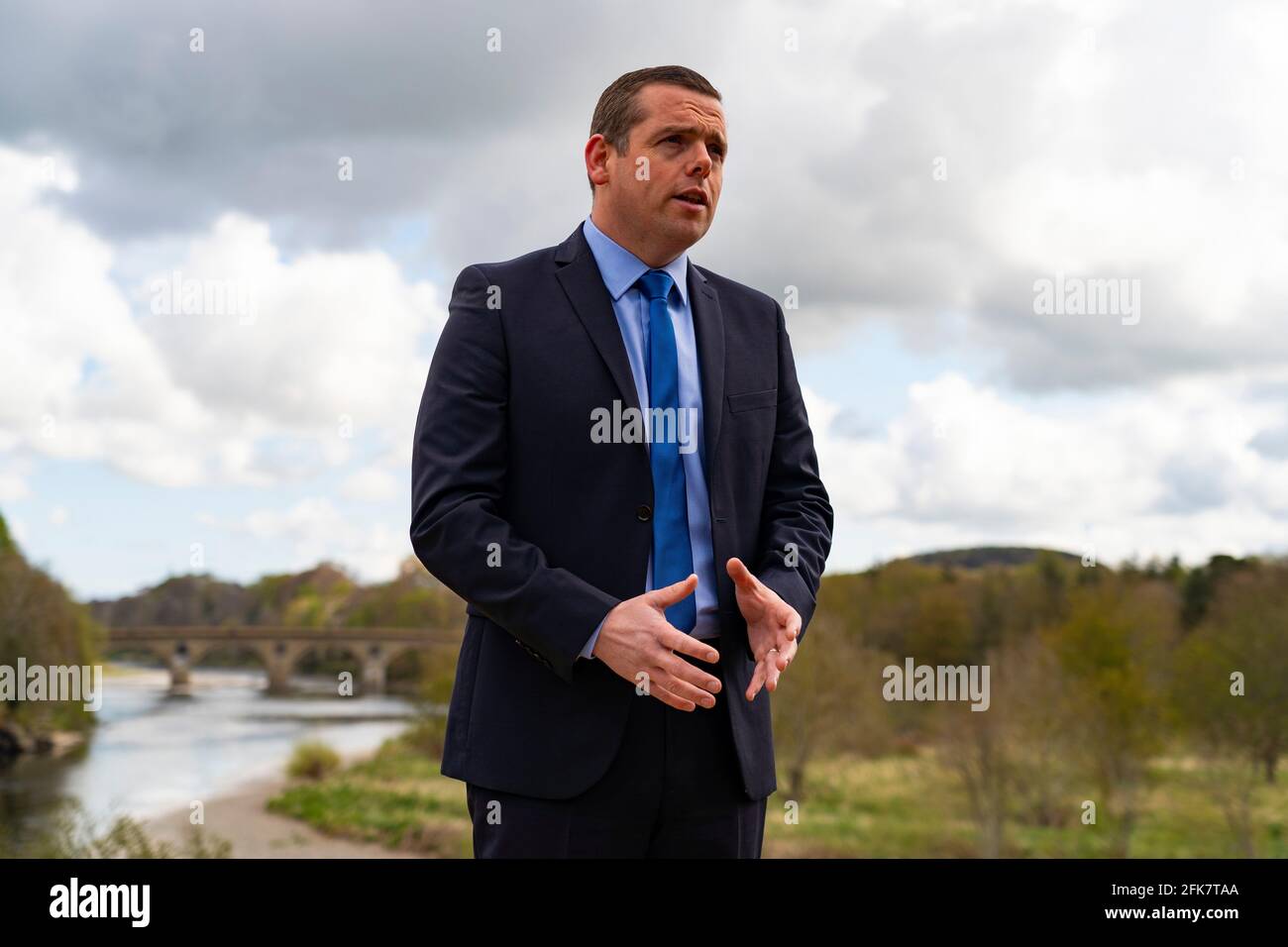 Coldstream, Scozia, Regno Unito. 29 aprile 2021. Douglas Ross, leader del partito conservatore scozzese, si pronuncia a Coldstream nei confini scozzesi chiedendo agli elettori pro-Regno Unito di utilizzare i voti della lista dei partiti di pesca per salvare la ripresa della Scozia e fermare un altro referendum. PIC; Douglas Ross incontra i supporti e i media all'Henderson Park di Coldstream, che si trova sul confine tra Scozia e Inghilterra. Iain Masterton/Alamy Live News Foto Stock