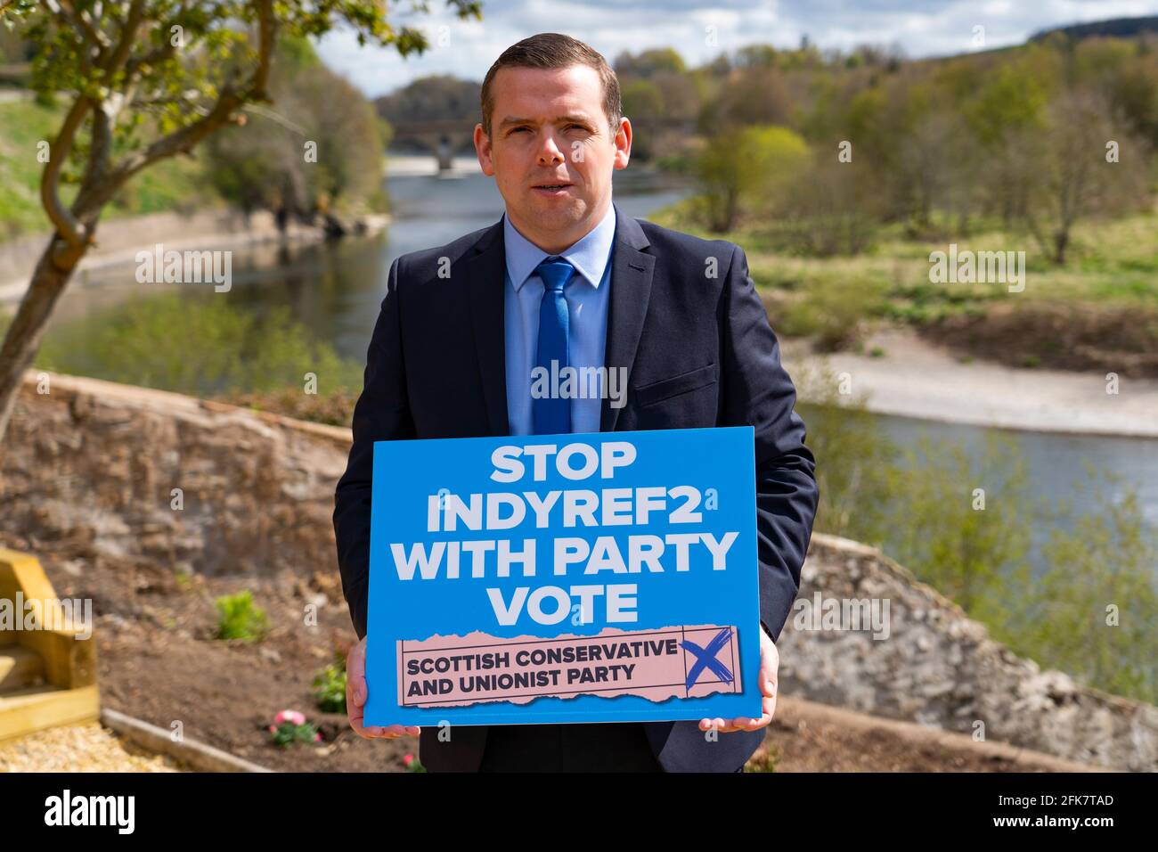 Coldstream, Scozia, Regno Unito. 29 aprile 2021. Douglas Ross, leader del partito conservatore scozzese, si pronuncia a Coldstream nei confini scozzesi chiedendo agli elettori pro-Regno Unito di utilizzare i voti della lista dei partiti di pesca per salvare la ripresa della Scozia e fermare un altro referendum. PIC; Douglas Ross incontra i supporti e i media all'Henderson Park di Coldstream, che si trova sul confine tra Scozia e Inghilterra. Iain Masterton/Alamy Live News Foto Stock