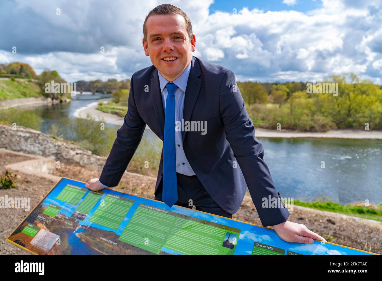 Coldstream, Scozia, Regno Unito. 29 aprile 2021. Douglas Ross, leader del partito conservatore scozzese, si pronuncia a Coldstream nei confini scozzesi chiedendo agli elettori pro-Regno Unito di utilizzare i voti della lista dei partiti di pesca per salvare la ripresa della Scozia e fermare un altro referendum. PIC; Douglas Ross incontra i supporti e i media all'Henderson Park di Coldstream, che si trova sul confine tra Scozia e Inghilterra. Iain Masterton/Alamy Live News Foto Stock