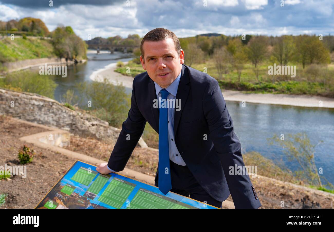 Coldstream, Scozia, Regno Unito. 29 aprile 2021. Douglas Ross, leader del partito conservatore scozzese, si pronuncia a Coldstream nei confini scozzesi chiedendo agli elettori pro-Regno Unito di utilizzare i voti della lista dei partiti di pesca per salvare la ripresa della Scozia e fermare un altro referendum. PIC; Douglas Ross incontra i supporti e i media all'Henderson Park di Coldstream, che si trova sul confine tra Scozia e Inghilterra. Iain Masterton/Alamy Live News Foto Stock