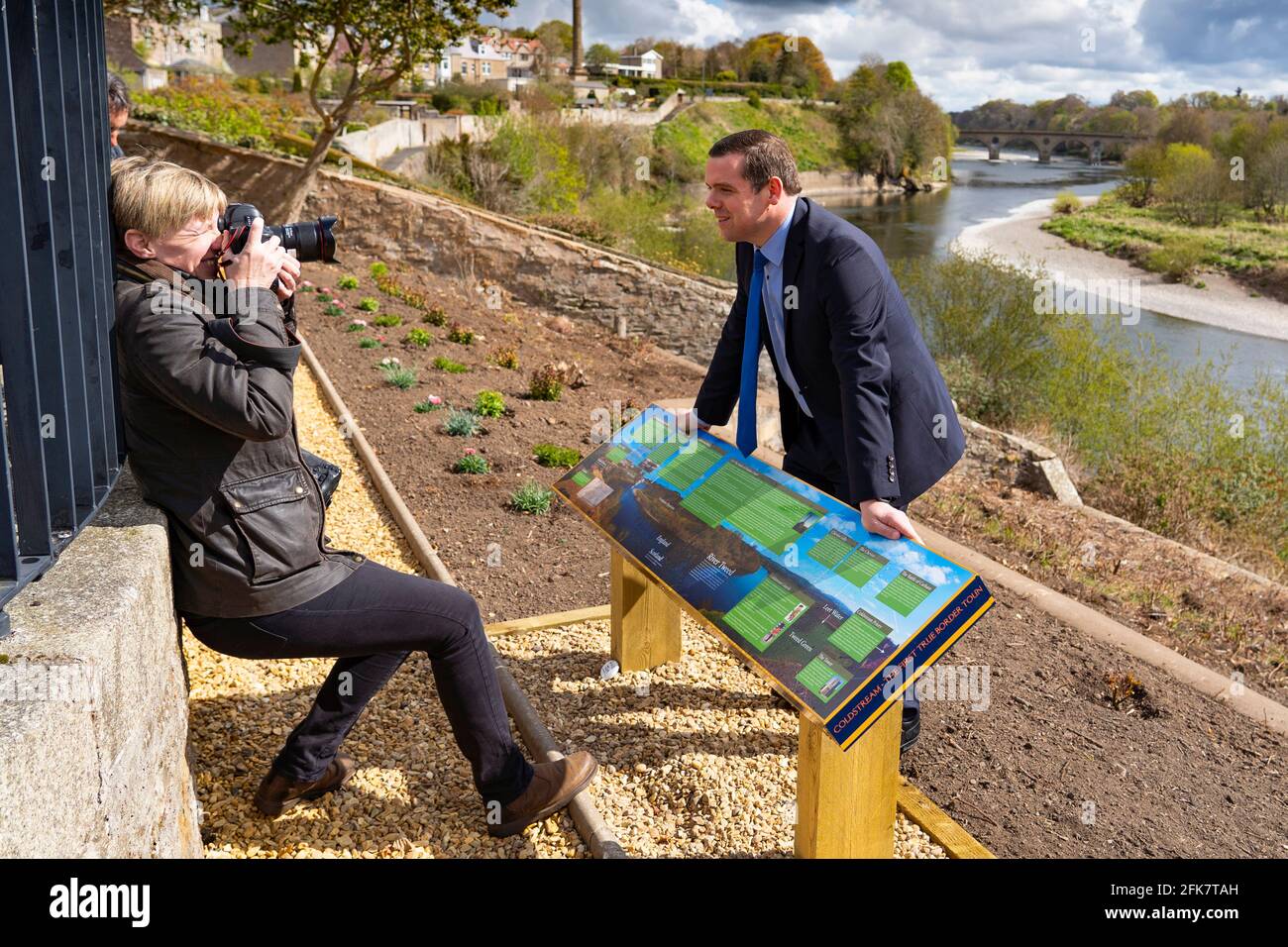 Coldstream, Scozia, Regno Unito. 29 aprile 2021. Douglas Ross, leader del partito conservatore scozzese, si pronuncia a Coldstream nei confini scozzesi chiedendo agli elettori pro-Regno Unito di utilizzare i voti della lista dei partiti di pesca per salvare la ripresa della Scozia e fermare un altro referendum. PIC; Douglas Ross incontra i supporti e i media all'Henderson Park di Coldstream, che si trova sul confine tra Scozia e Inghilterra. Iain Masterton/Alamy Live News Foto Stock