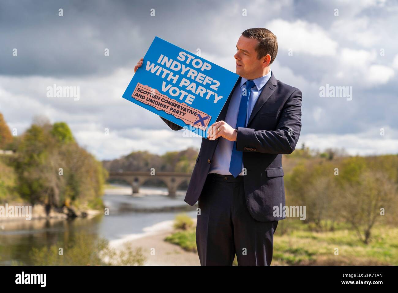 Coldstream, Scozia, Regno Unito. 29 aprile 2021. Douglas Ross, leader del partito conservatore scozzese, si pronuncia a Coldstream nei confini scozzesi chiedendo agli elettori pro-Regno Unito di utilizzare i voti della lista dei partiti di pesca per salvare la ripresa della Scozia e fermare un altro referendum. PIC; Douglas Ross incontra i supporti e i media all'Henderson Park di Coldstream, che si trova sul confine tra Scozia e Inghilterra. Iain Masterton/Alamy Live News Foto Stock