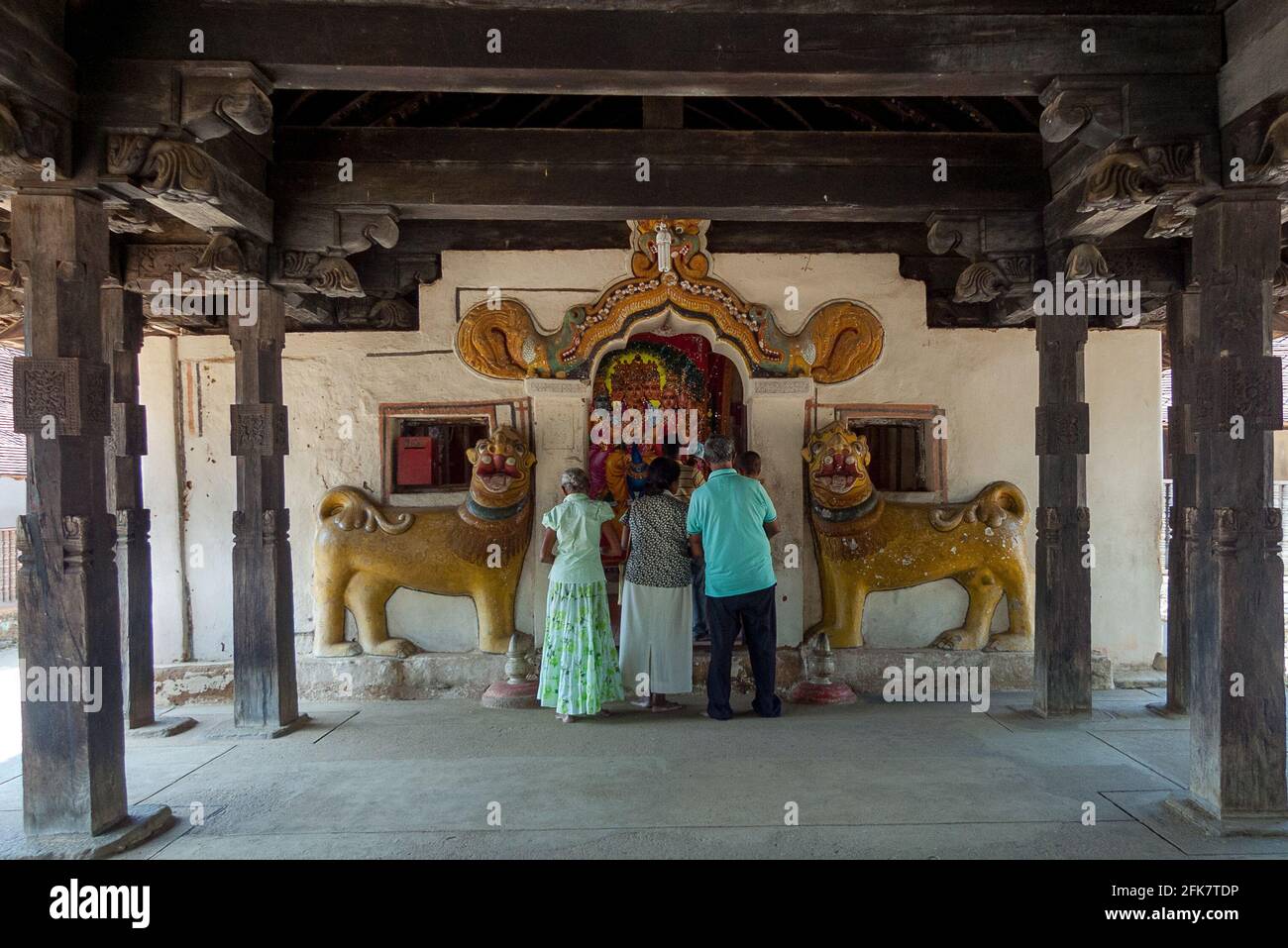 Embekka Devale, Kandy, Sri Lanka: Un gruppo di persone che si trova di fronte all'ingresso del tempio Embekka Devale Foto Stock