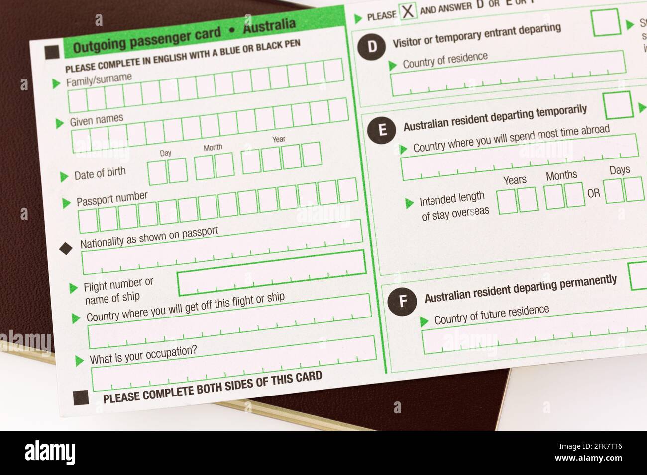 Messa a fuoco morbida della carta passeggeri in uscita dell'Australia vuota su rossastro passaporto marrone su sfondo bianco Foto Stock