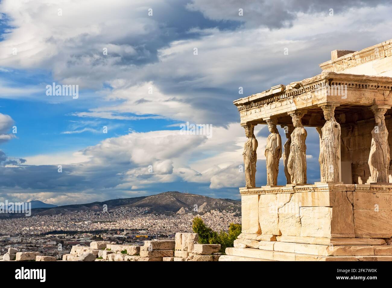 Portico delle cariatidi al tempio di Erechtheion, Acropoli di Atene, Grecia. L'Erechtheion o Erechtheum è un antico tempio greco dell'Acropoli o Foto Stock