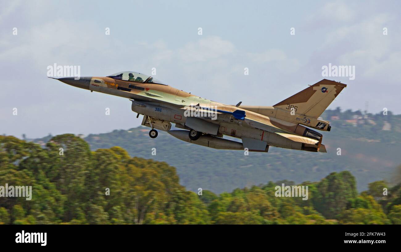 Forze aeree israeliane (IAF) General Dynamics F-16 in volo con un cielo blu di fondo. Foto Stock