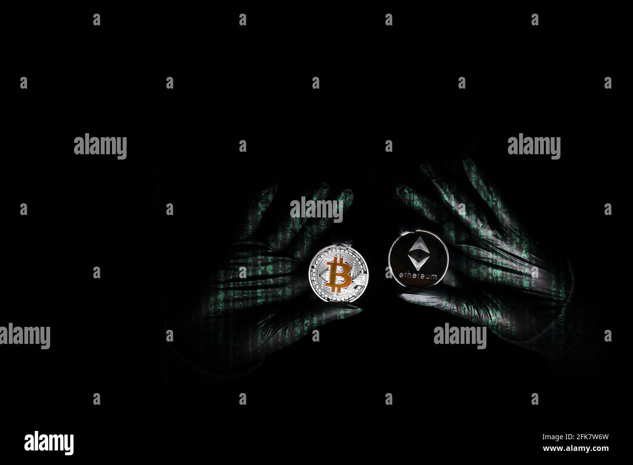 Mani in un guanti neri che tengono la moneta di Bitcoin e di Ethereum. Hacker internazionale sta cercando di acciaio la vostra crypto currencys. Sicurezza Blockchain. Ladro con notebook sta hacking governi computer. Attacchi di phishing. Foto Stock