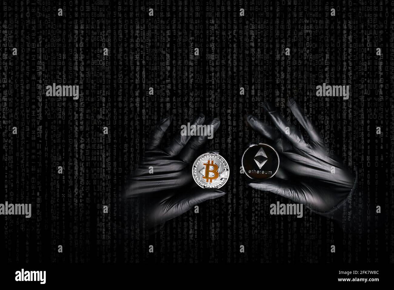 Mani in un guanti neri che tengono la moneta di Bitcoin e di Ethereum. Hacker internazionale sta cercando di acciaio la vostra crypto currencys. Sicurezza Blockchain. Ladro con notebook sta hacking governi computer. Attacchi di phishing. Foto Stock