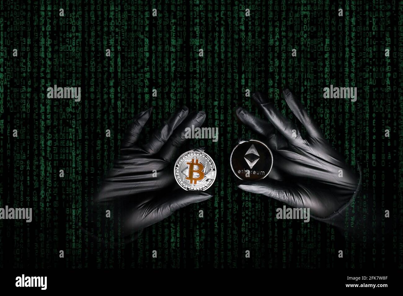 Mani in un guanti neri che tengono la moneta di Bitcoin e di Ethereum. Hacker internazionale sta cercando di acciaio la vostra crypto currencys. Sicurezza Blockchain. Ladro con notebook sta hacking governi computer. Attacchi di phishing. Foto Stock