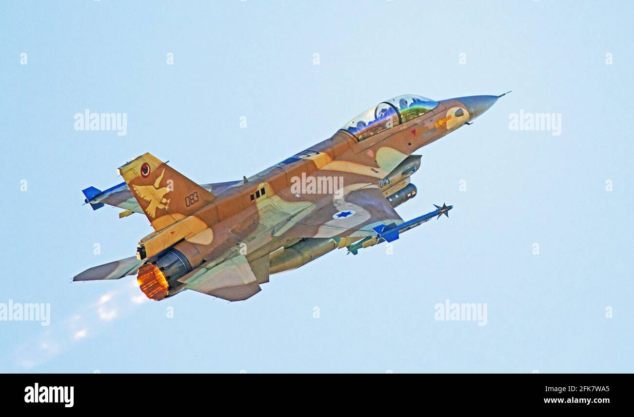 Forze aeree israeliane (IAF) General Dynamics F-16 in volo con un cielo blu di fondo. Foto Stock