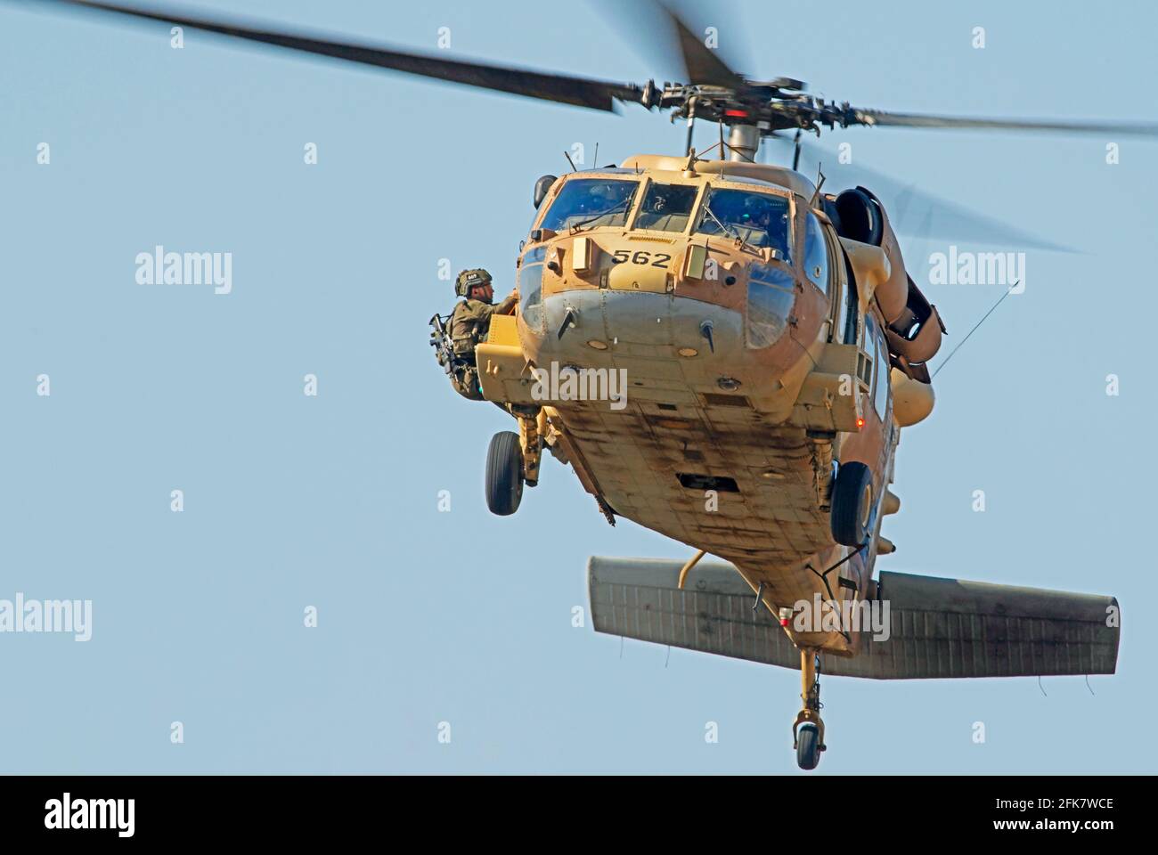 Israeli Air Force (IAF) Sikorsky UH-60 elicottero Blackhawk (Yanshuf), in volo durante una missione di soccorso Foto Stock