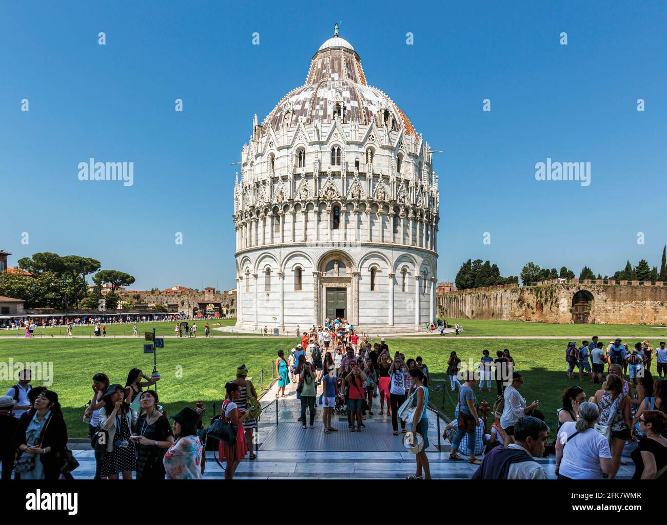 Pisa, Provincia di Pisa, Toscana, Italia. Folle di turisti fuori dal Battistero nel campo dei Miracoli. Noto anche come Pi Foto Stock