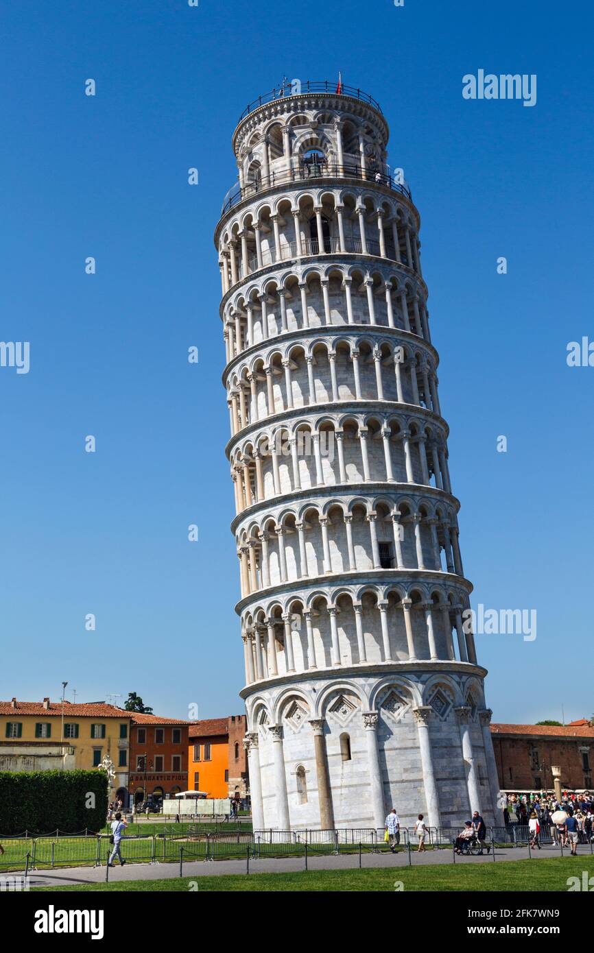 Pisa, Provincia di Pisa, Toscana, Italia. Campo dei Miracoli. Conosciuta anche come Piazza del Duomo. Il campanile (campanile) del Foto Stock