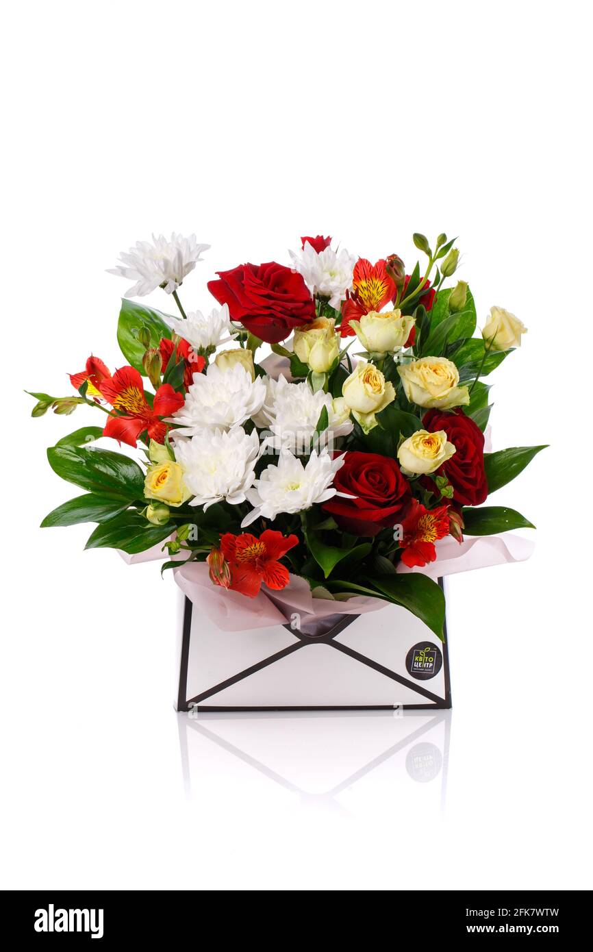 Bel bouquet con fiori diversi su sfondo bianco. Foto Stock