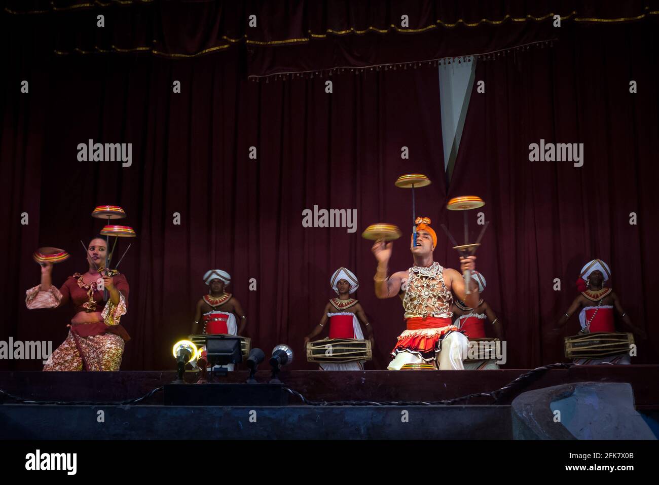 Kandy, Sri Lanka: Un gruppo di giocolieri e musicisti della Kandyan Arts Association si esibisce sul palco con una esibizione di giocolieri Foto Stock