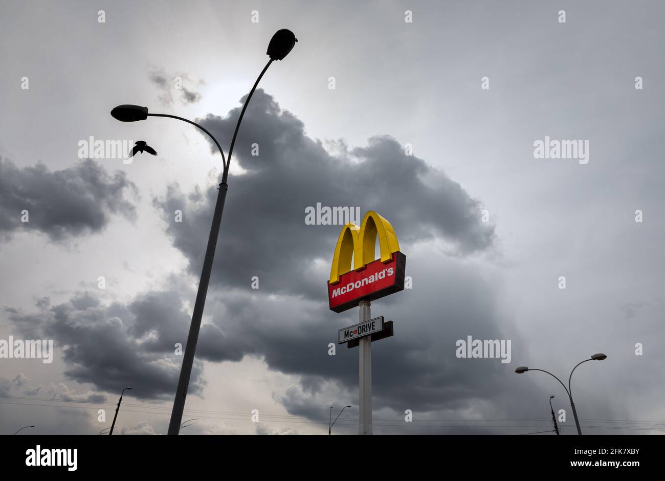 KIEV, UCRAINA - 27 aprile 2021: Catena globale di ristoranti fast food McDonalds logo contro cielo blu con le nuvole Foto Stock