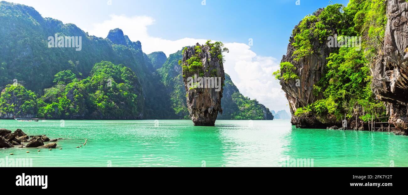Famosa isola di James Bond vicino a Phuket in Thailandia. Foto di viaggio dell'isola di James Bond nella baia di Phang Nga, Thailandia. Foto Stock