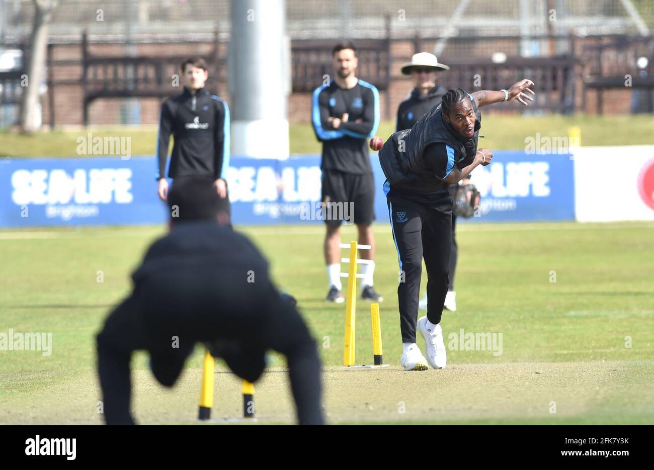 Hove UK 29 aprile 2021 - Sussex e Inghilterra veloce bowler Jofra Archer formazione a Hove questa mattina come egli recupera da infortunio prima Sussex giocare Lancashire il primo giorno della loro partita LV= Insurance County Championship al 1 ° Central County Ground a Hove . : Credit Simon Dack / Alamy Live News Foto Stock