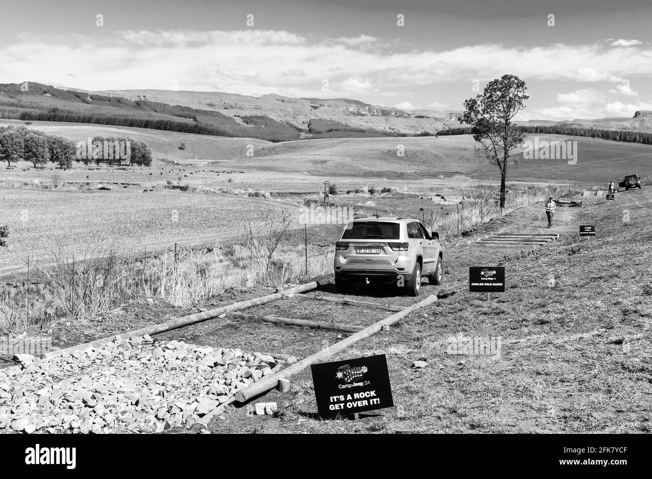 HARRISMITH, SUD AFRICA - 13 marzo 2021: Harrismith, Sud Africa - 02 2015 ottobre: Addestramento di un conducente di ostacoli 4x4 al Camp Jeep nel Drakensberg Foto Stock