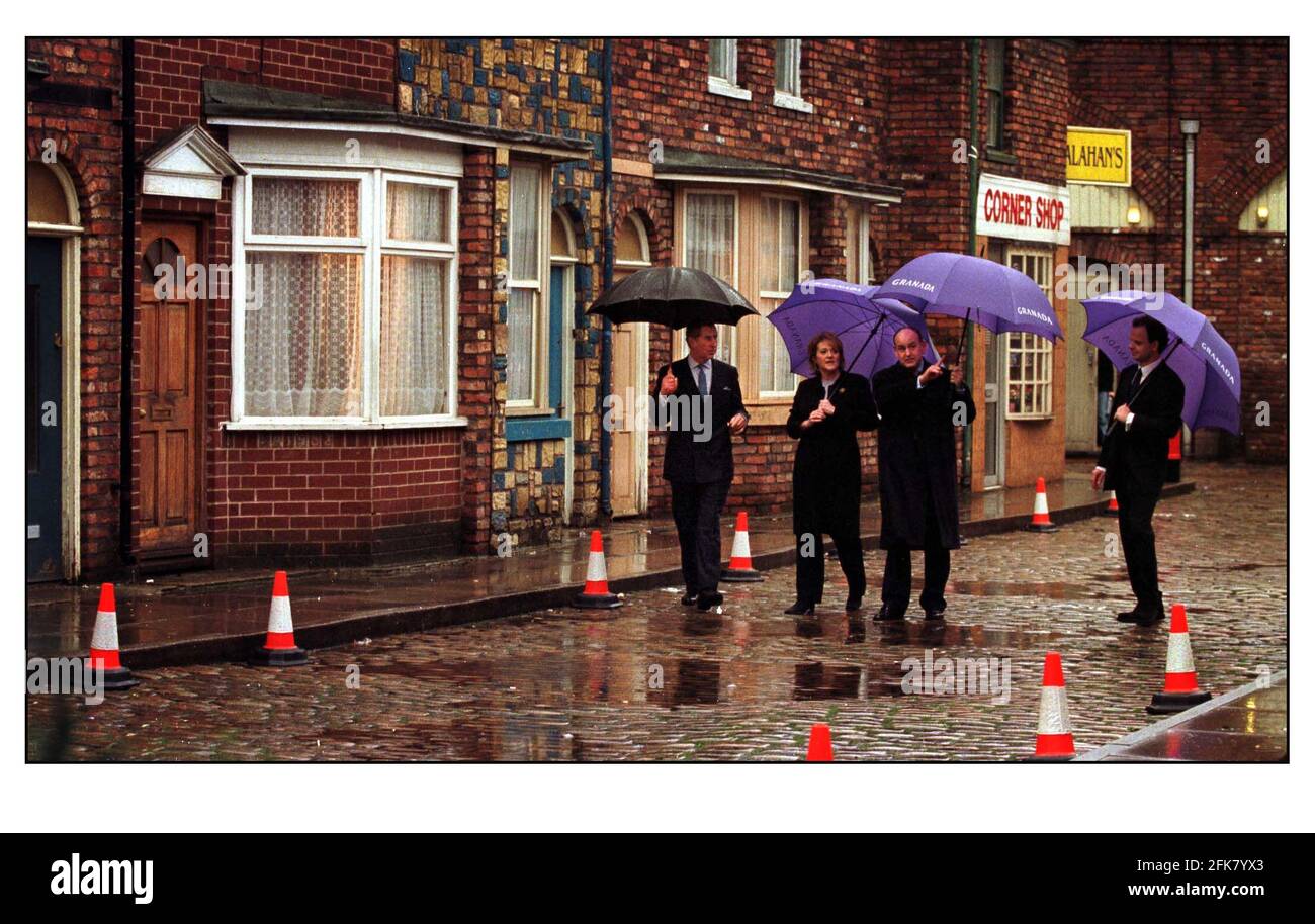 S.R.H. il Principe del Galles ha visitato oggi il set di Coronation Street per celebrare l'occasione del 40° anniversario dei programmi. H.R.H. ha preso parte alle celebrazioni e ha incontrato cast e l'equipaggio mentre si preparano per i tonights episodio storico dal vivo. Il cast era Ken Barlow (William Roache) Linda Baldwin (Jacquline Pirie) giovane David Platt (Jack P Shepherd) Geena Gregory (Jennifer James) Sarah Platt (Tina o'Brien) e Steve Mc Donald (Simon Gregson) Foto Stock