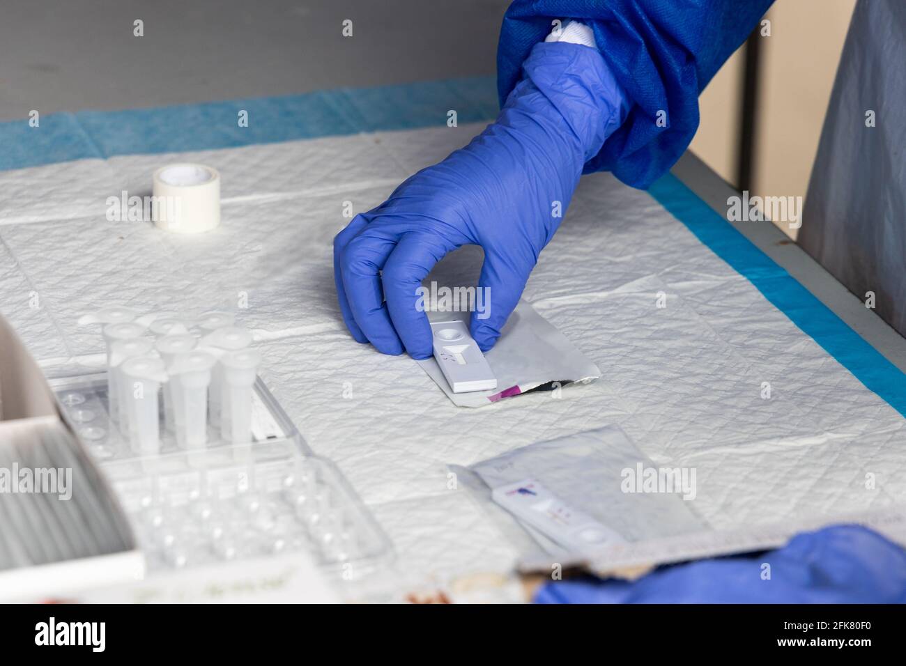 Serie di operatori sanitari che si preparano a testare la coltura con tampone covid-19 su kit di test rapido Foto Stock