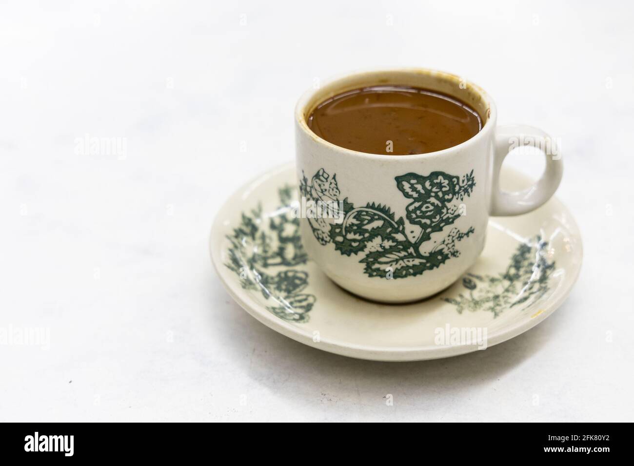 Serve una classica tazza di caffè retrò al kopitiam o. vecchia caffetteria Foto Stock