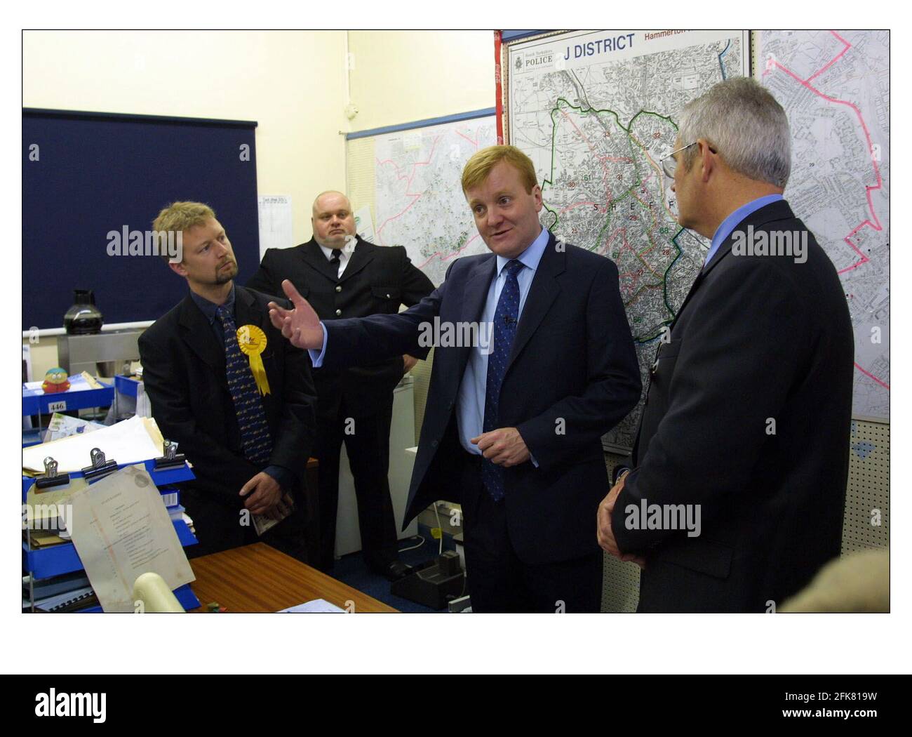 Charles Kennedy visita la Fawcett St. Police Station di Sheffield come parte della sua campagna elettorale del 2001. Foto Stock
