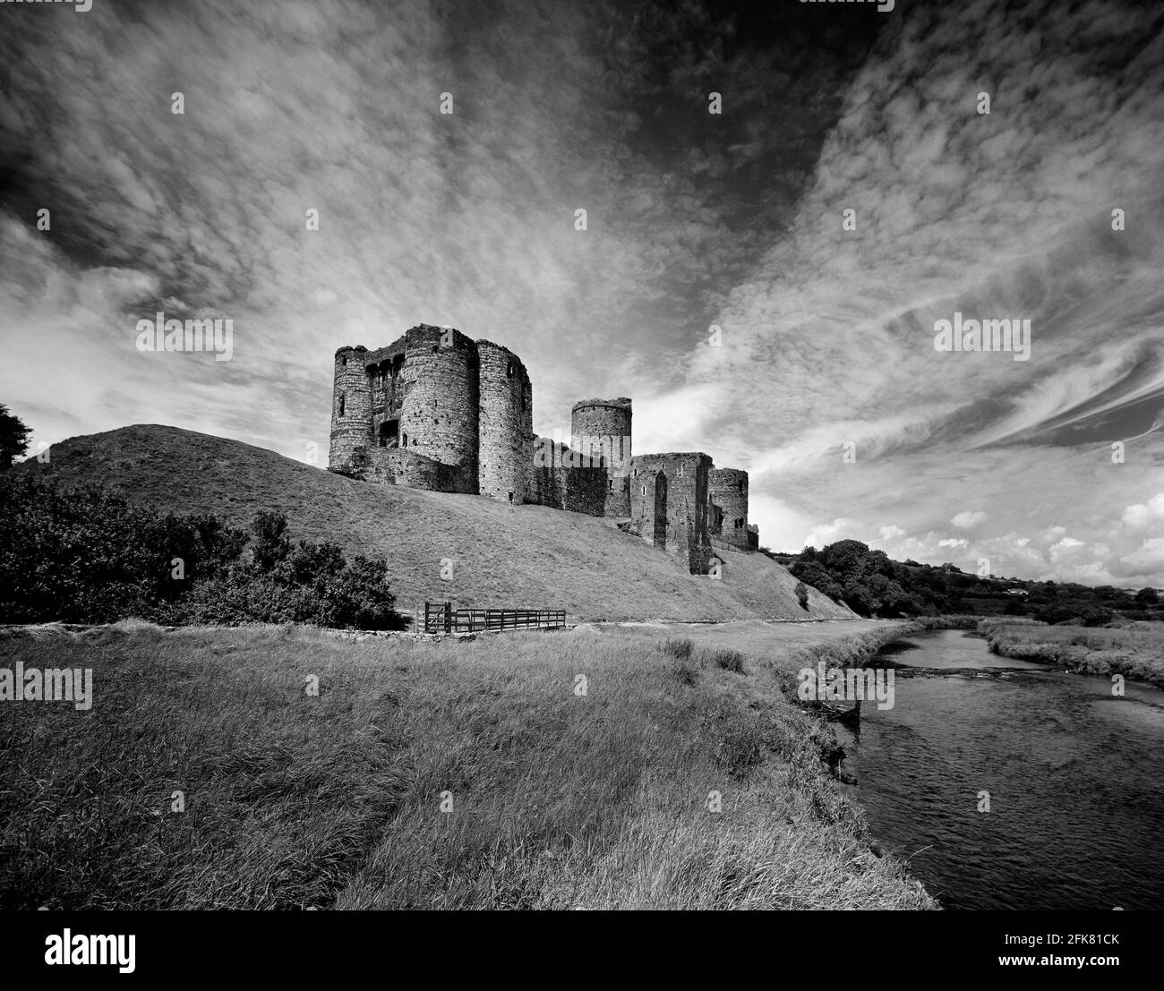 Black and White Norman Castle & River Gwendraeth Carmarthensshire Galles Spazio di copia per il Regno Unito Foto Stock