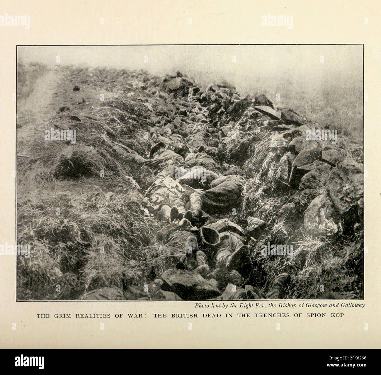 The Grim Realities of War : The British Dead in the trinces of Spion Kop from the Book' Britain Across the Seas : Africa : A history and description of the British Empire in Africa ' di Johnston, Harry Hamilton, Sir, 1858-1927 pubblicato nel 1910 a Londra dal depositario della National Society Foto Stock