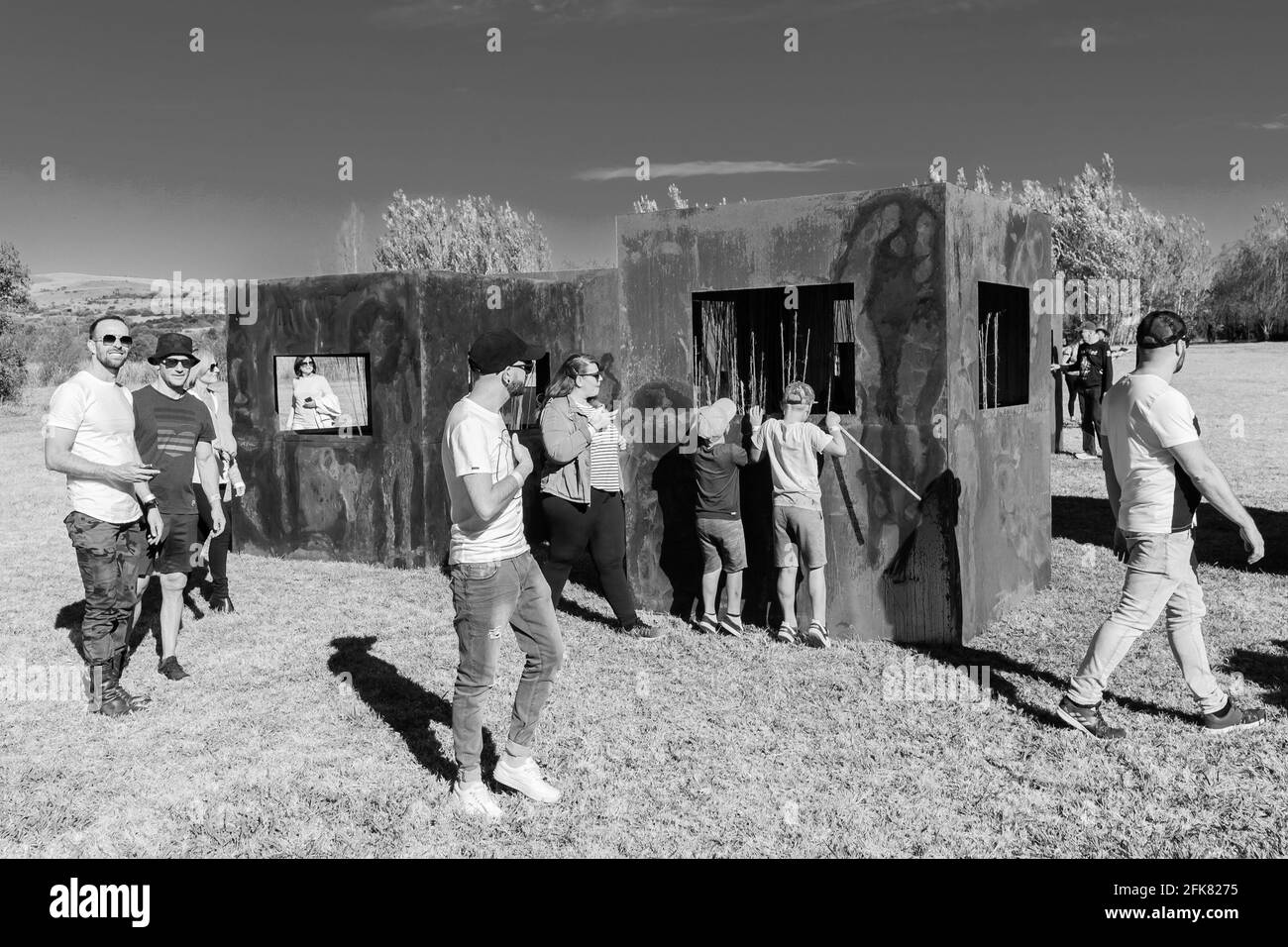 JOHANNESBURG, SUD AFRICA - 13 marzo 2021: Johannesburg, Sud Africa - 12 2018 maggio: Persone che ammirano un pezzo d'arte al Nirox Sculpture Park Foto Stock