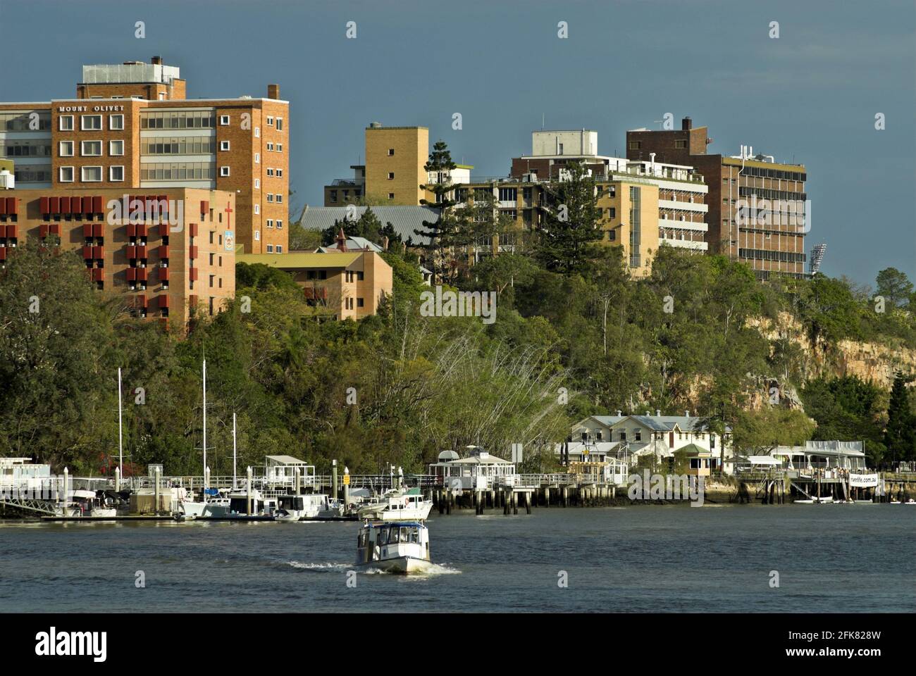 Il Fiume Brisbane e' la caratteristica geografica distintiva di Brisbane, capitale dello stato del Queensland, Australia, che si svuota nella Baia di Moreton sul Mare dei Coralli Foto Stock