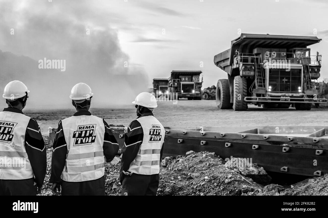 RUSTENBURG, SUDAFRICA - 13 marzo 2021: Rustenburg, Sudafrica, 15 ottobre 2012, Dumper di grandi dimensioni per il trasporto di minerali di palladio al platino per il processo Foto Stock