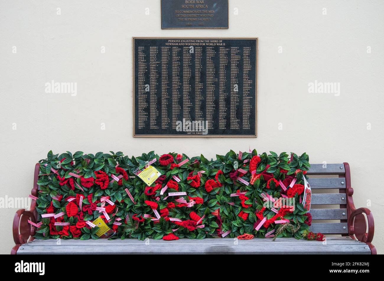 I papaveri si sono messi ogni anno nei memoriali di guerra nelle città australiane e neozelandesi il giorno dell'ANZAC per ricordare i morti di guerra delle due nazioni. Foto Stock