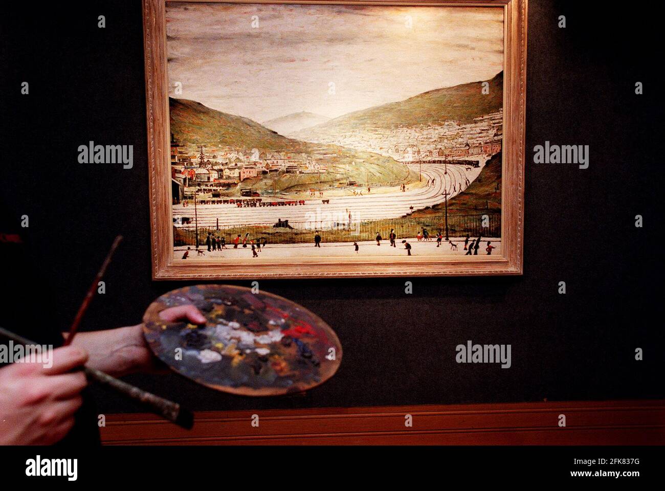 CHRISTIE'S HA SVELATO UN 1,000,000 ¿LS LOWRY DIPINTO 'IX OCT 2000 CAMPANE, LA VALLE DI RHONDDA.'IL PIÙ GRANDE LAVORO DI LOWRY MAI ALL'ASTA Foto Stock