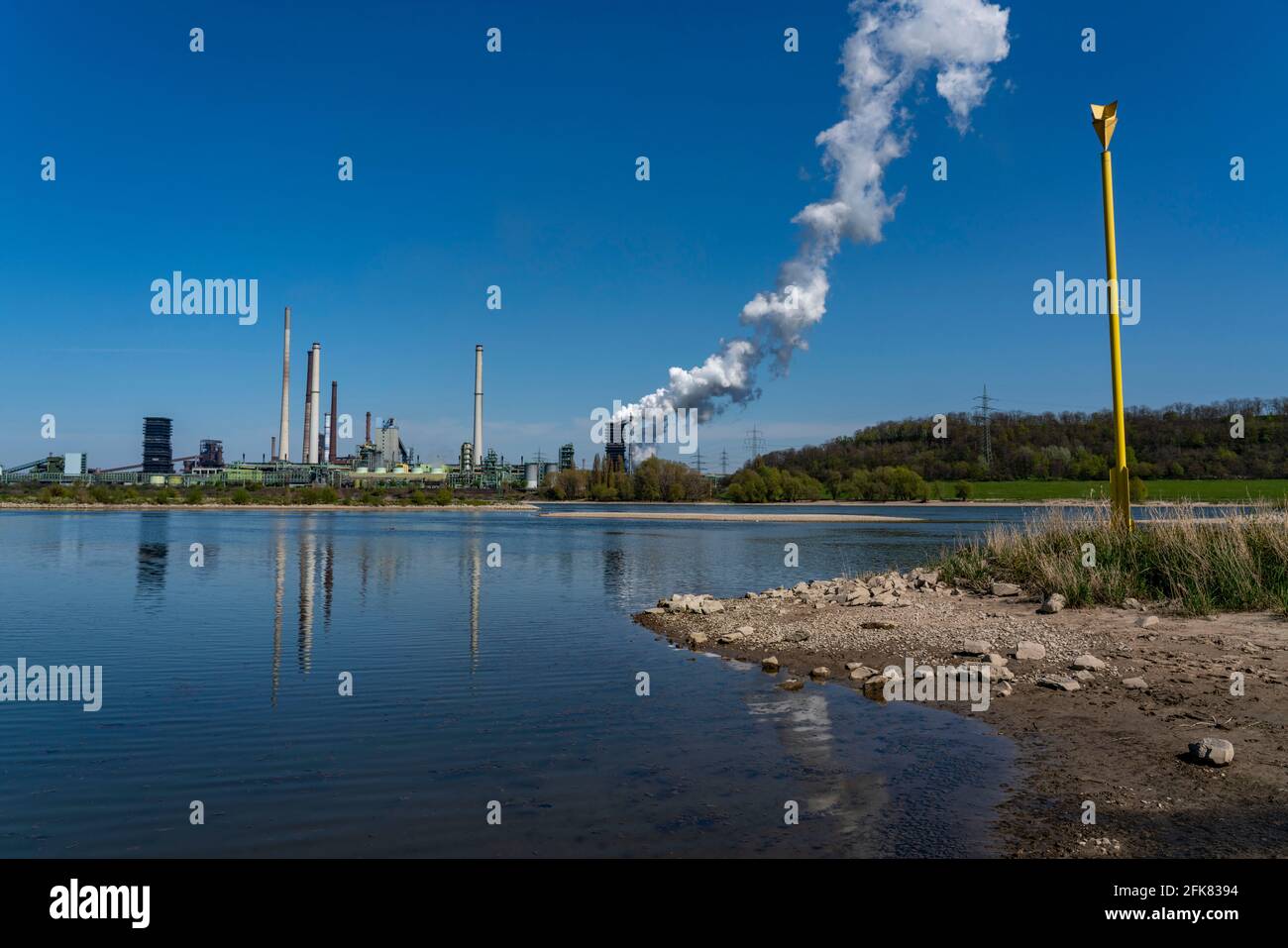 Stabilimento siderurgico ThyssenKrupp di Duisburg-Marxloh, impianto di cokeria Schwelgern, camino della sinterizzazione, nube di degassamento, fiume Reno, Duisburg, NRW, GE Foto Stock