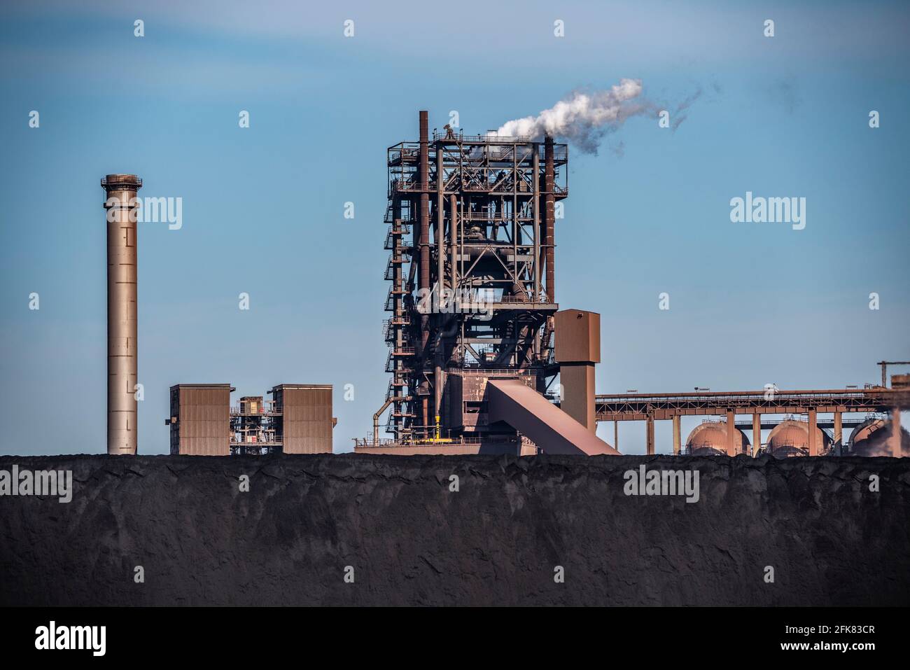 Stabilimento siderurgico ThyssenKrupp a Duisburg-Marxloh, altoforno Schwelgern 2, magazzino carbonifero Schwelgern, Duisburg, NRW, Germania Foto Stock