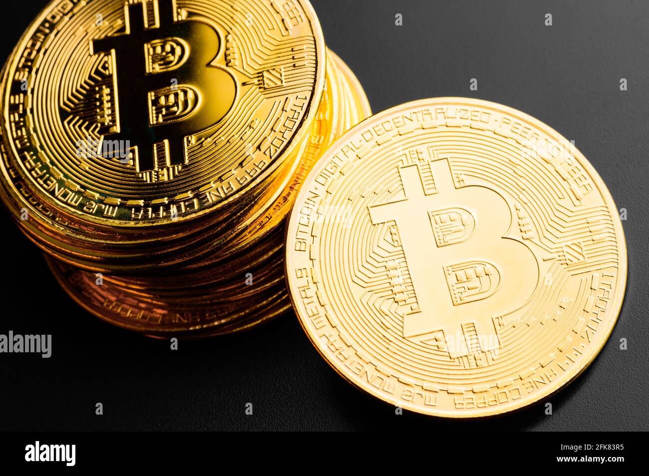 Bitcoin e-criptovaluta su sfondo nero Foto Stock