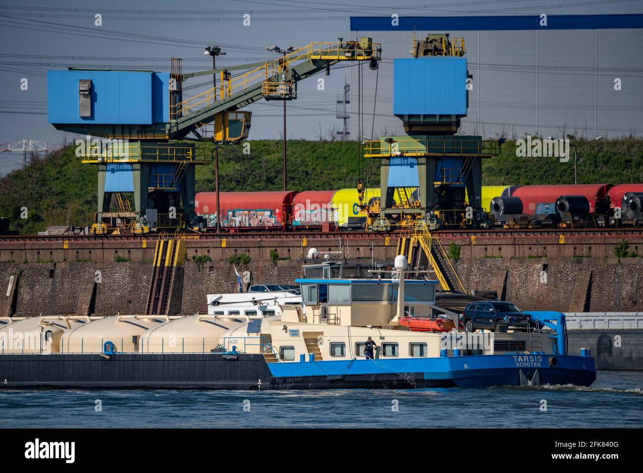 Gru di carico al porto dello stabilimento di Schwelgern, ThyssenKrupp Steel, nave da carico sul Reno, Duisburg, NRW, Germania Foto Stock